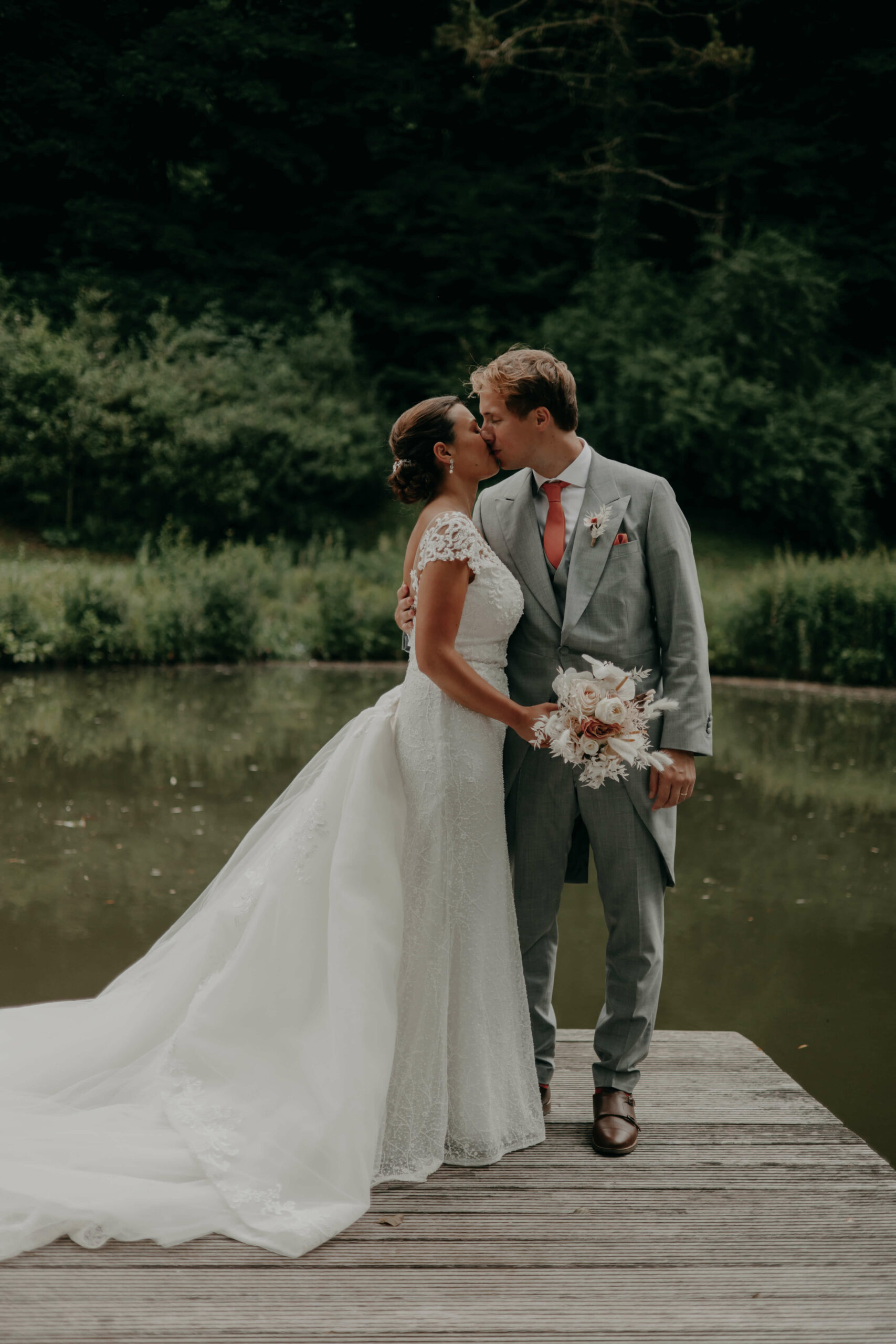 Les mariés pendant leur séance photo de couple