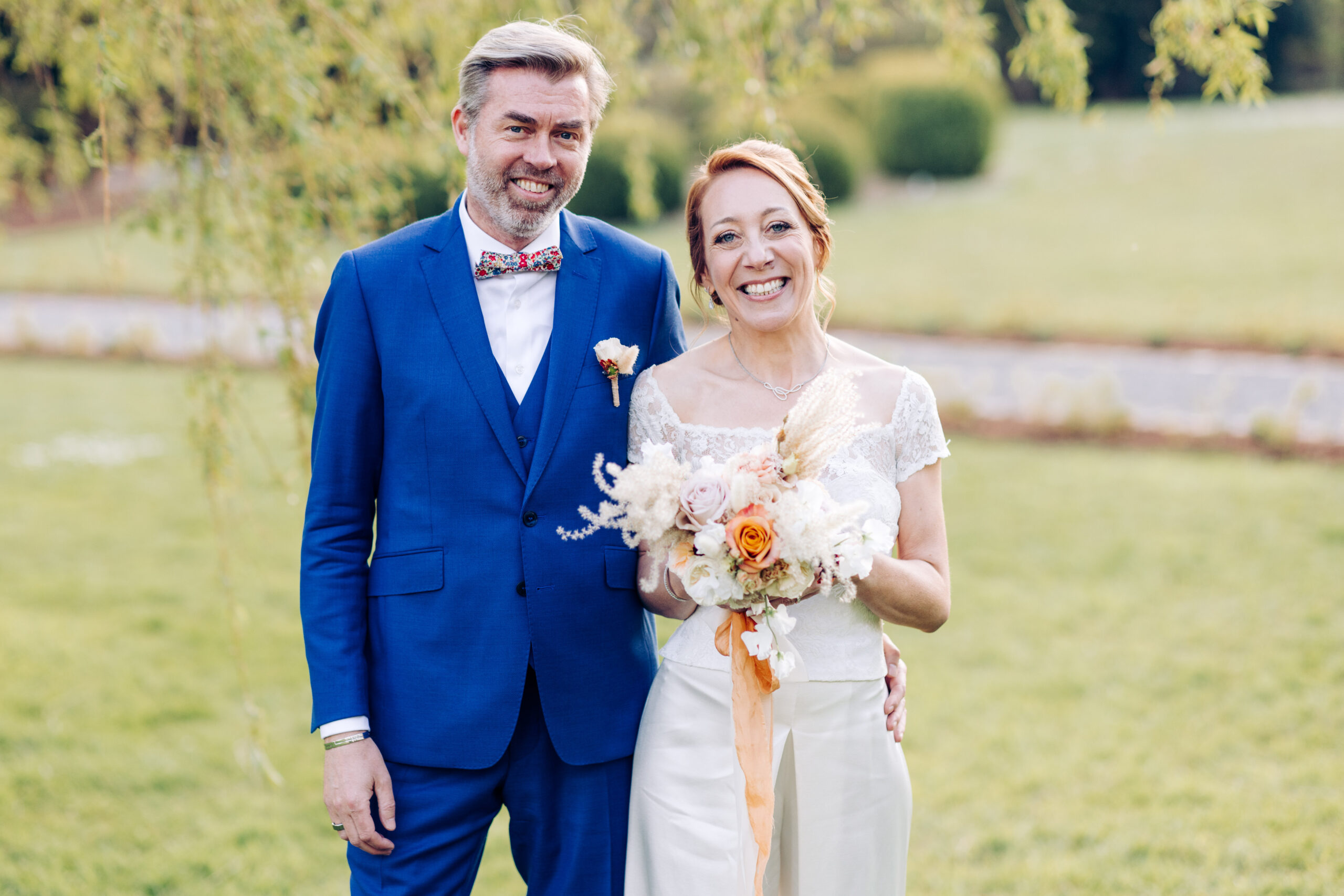 Les mariés avec le bouquet de mariée