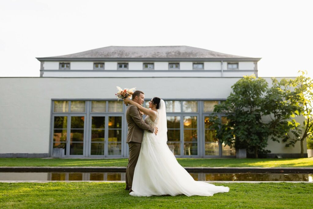 Les mariés en séance photo de couple devant les domaine des bouleaux